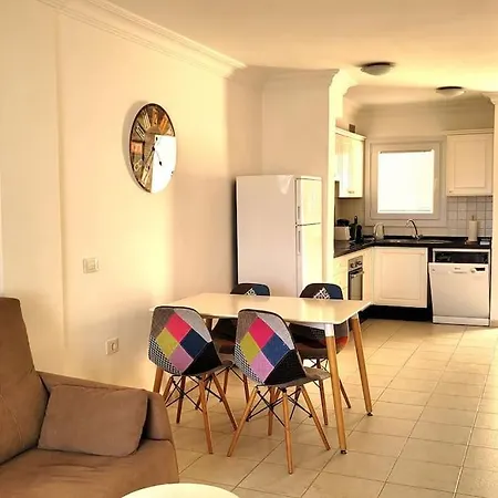 Schoene Mit Meer- Und Bergblick Apartament